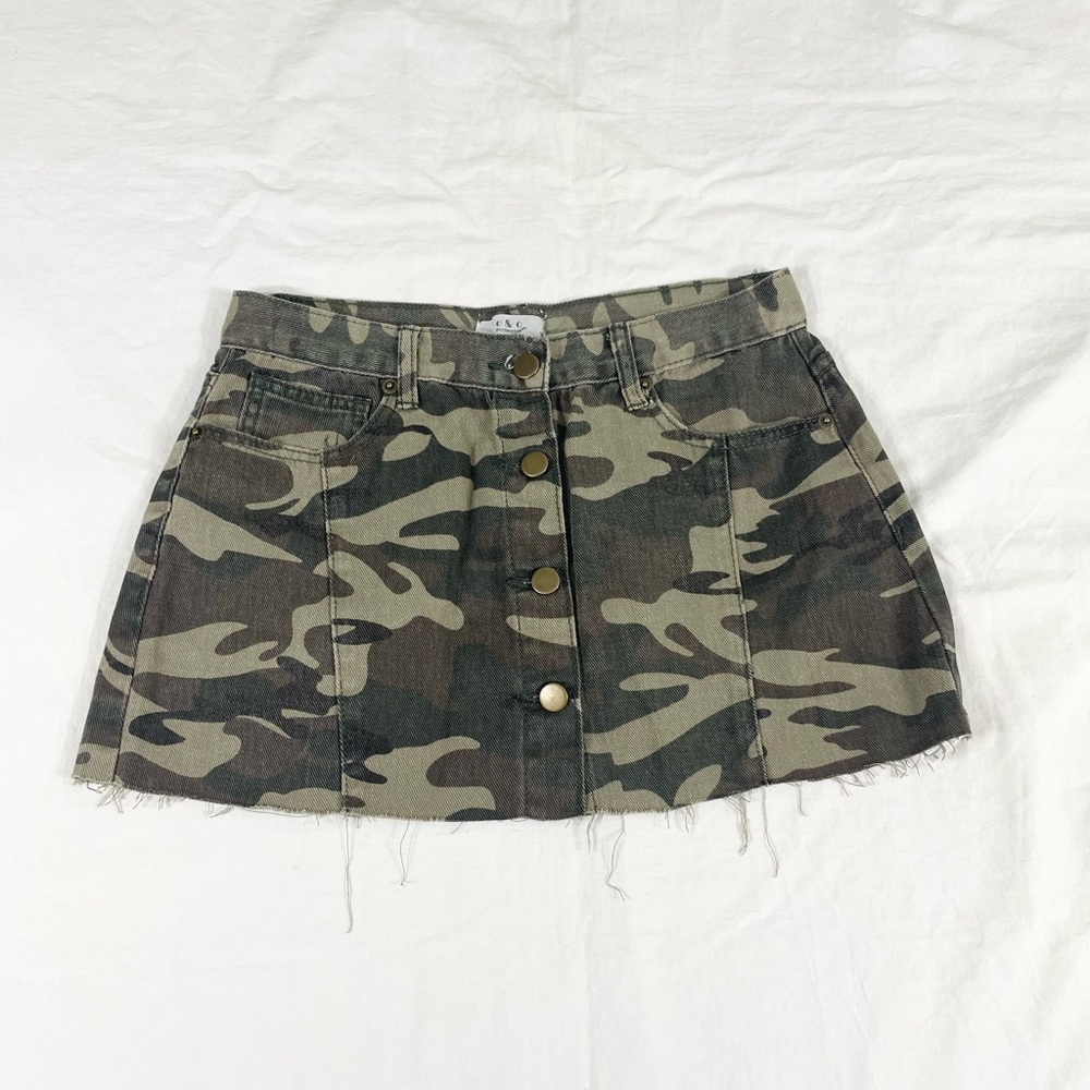O & O Denimwear Women Green Camo Button Front Mini Skirt..See Measurements.